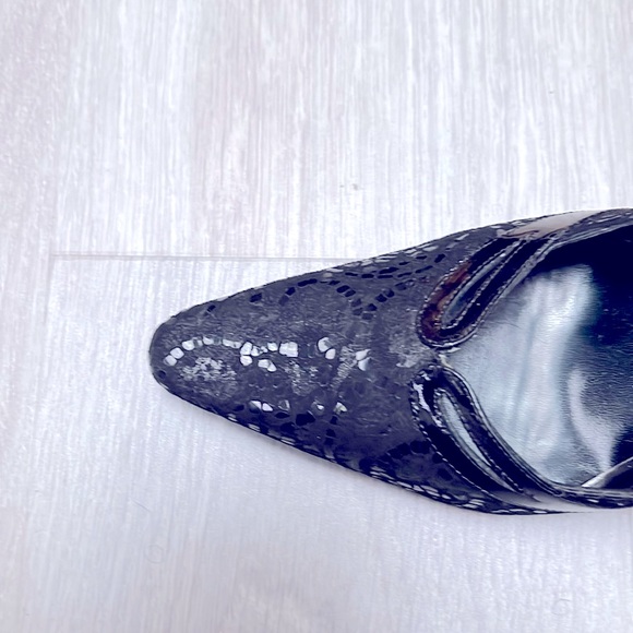 ESTILOS Black Suede and Patent Leather Textured Pumps . - Picture 2 of 7